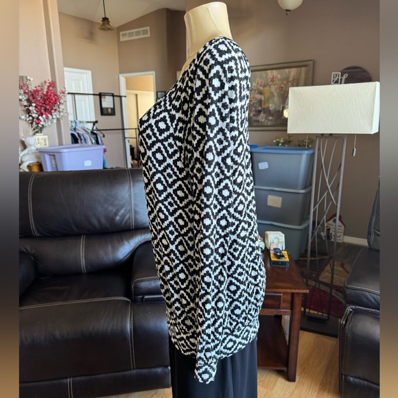 AB Studio black & white long sleeve blouse-size XL - Picture 3 of 9